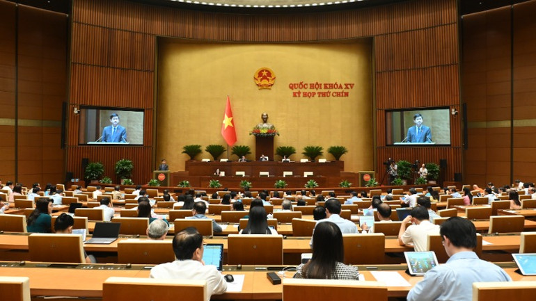 Tổng Thư ký Quốc hội, Chủ nhiệm Văn phòng Quốc hội Lê Quang Tùng trình bày dự thảo Nghị quyết. (Ảnh: BÙI GIANG)