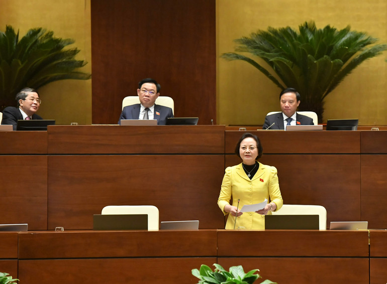 Bộ trưởng Nội vụ Phạm Thị Thanh Trà phát biểu giải trình, làm rõ một số vấn đề đại biểu Quốc hội nêu. (Ảnh: ĐĂNG KHOA)