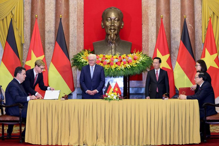 Chủ tịch nước Võ Văn Thưởng và Tổng thống Cộng hòa Liên bang Đức Frank-Walter Steinmeier chứng kiến Lễ ký kết các văn kiện hợp tác giữa hai nước. (Ảnh: ĐĂNG KHOA)