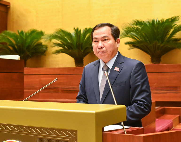 Chủ nhiệm Ủy ban Tài chính, Ngân sách của Quốc hội Lê Quang Mạnh trình bày báo cáo tiếp thu, giải trình và chỉnh lý dự thảo Nghị quyết. (Ảnh: DUY LINH) Chủ nhiệm Ủy ban Tài chính, Ngân sách của Quốc hội Lê Quang Mạnh trình bày báo cáo tiếp thu, giải trình và chỉnh lý dự thảo Nghị quyết. (Ảnh: DUY LINH)