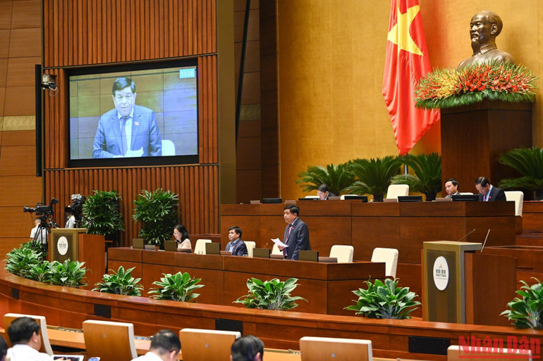 Bộ trưởng Kế hoạch và Đầu tư Nguyễn Chí Dũng giải trình, làm rõ một số vấn đề đại biểu Quốc hội quan tâm. (Ảnh: DUY LINH) Bộ trưởng Kế hoạch và Đầu tư Nguyễn Chí Dũng giải trình, làm rõ một số vấn đề đại biểu Quốc hội quan tâm. (Ảnh: DUY LINH)