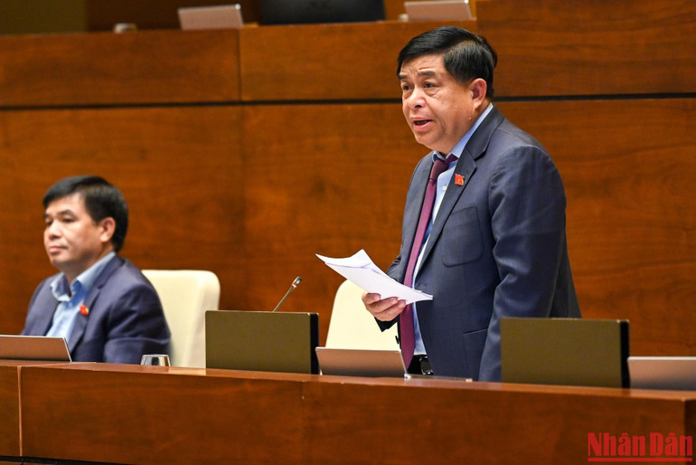 Bộ trưởng Kế hoạch và Đầu tư Nguyễn Chí Dũng giải trình, làm rõ một số vấn đề đại biểu Quốc hội quan tâm. (Ảnh: DUY LINH) Bộ trưởng Kế hoạch và Đầu tư Nguyễn Chí Dũng giải trình, làm rõ một số vấn đề đại biểu Quốc hội quan tâm. (Ảnh: DUY LINH)