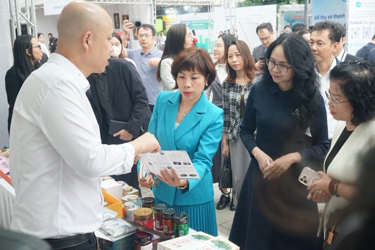 Các đại biểu tham quan các gian hàng của doanh nghiệp trong nước và quốc tế trong khuôn khổ triển lãm-diễn đàn. (Ảnh: TRUNG HƯNG)