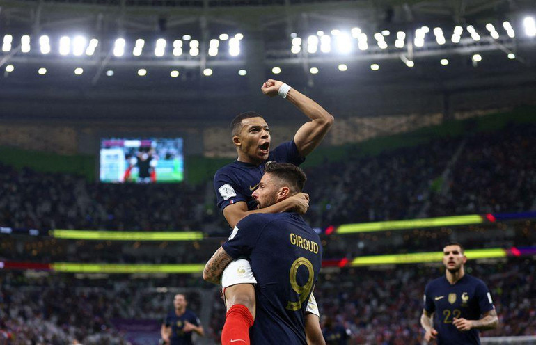 Kylian Mbappe (phải) ăn mừng bàn thắng với Olivier Giroud. (Ảnh: Reuters)