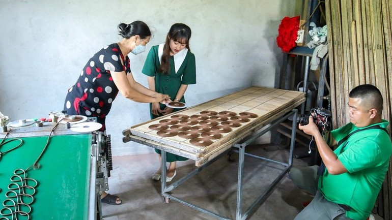 Làng hương xạ thôn Cao thu hút nhiều du khách đến tham quan, trải nghiệm làm nghề.