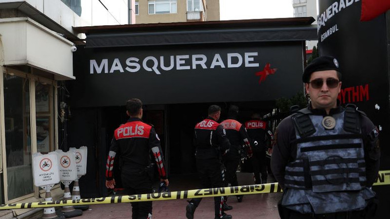 Cảnh sát và lực lượng cứu hộ có mặt tại hiện trường nơi xảy ra vụ hỏa hoạn chết người ngày 2/4/2024. (Ảnh: Reuters)