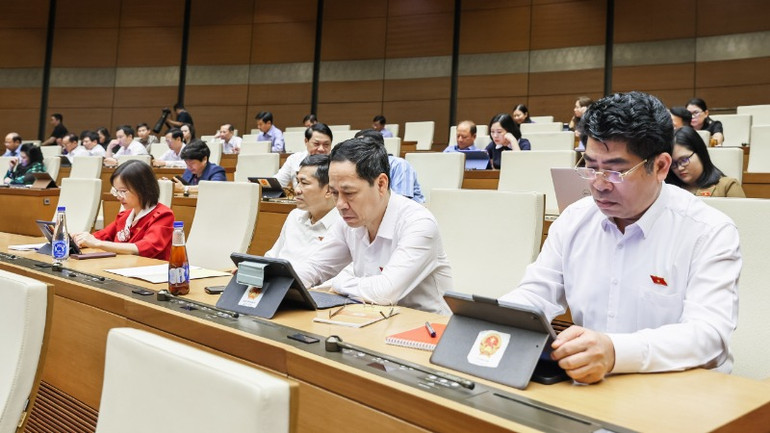 Các đại biểu Quốc hội làm việc tại hội trường. (Ảnh: DUY LINH)