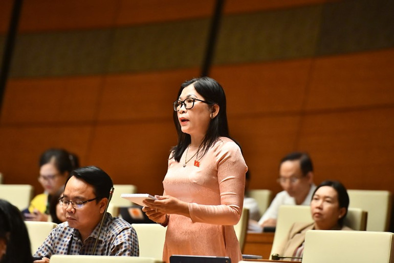 Đại biểu Quốc hội Bố Thị Xuân Linh (Bình Thuận) chất vấn Bộ trưởng Đào Ngọc Dung. (Ảnh: ĐĂNG KHOA)