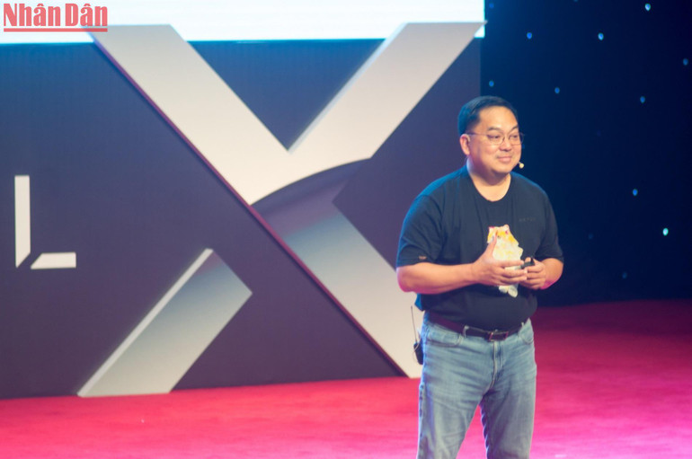 Ông Hoàng Nam Tiến - Chủ tịch FPT Telecom chia sẻ tại sự kiện VSMCamp & CSMOSummit 2022. (Ảnh: TRUNG HƯNG) Ông Hoàng Nam Tiến - Chủ tịch FPT Telecom chia sẻ tại sự kiện VSMCamp & CSMOSummit 2022. (Ảnh: TRUNG HƯNG)