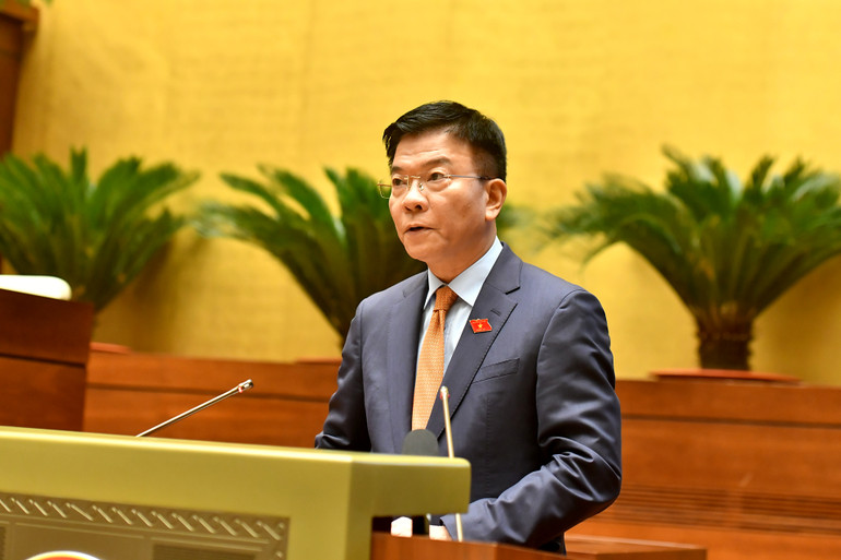 Phó Thủ tướng Chính phủ Lê Thành Long trình bày Tờ trình về dự án Luật Thuế thu nhập doanh nghiệp (sửa đổi). (Ảnh: ĐĂNG KHOA)