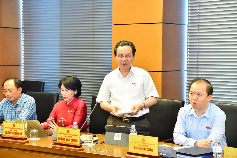 Đại biểu Hoàng Văn Cường - Đoàn đại biểu Quốc hội thành phố Hà Nội phát biểu. (Ảnh: THỦY NGUYÊN)