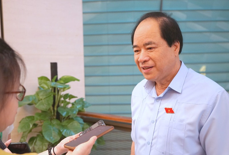 Đại biểu Trương Xuân Cừ (đoàn Hà Nội) trao đổi với phóng viên bên hành lang Quốc hội. (Ảnh: TRUNG HƯNG)