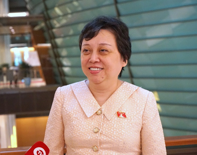 Đại biểu Phạm Khánh Phong Lan (Thành phố Hồ Chí Minh) trả lời phỏng vấn báo chí bên hành lang Quốc hội sáng 23/6. (Ảnh: TRUNG HƯNG)