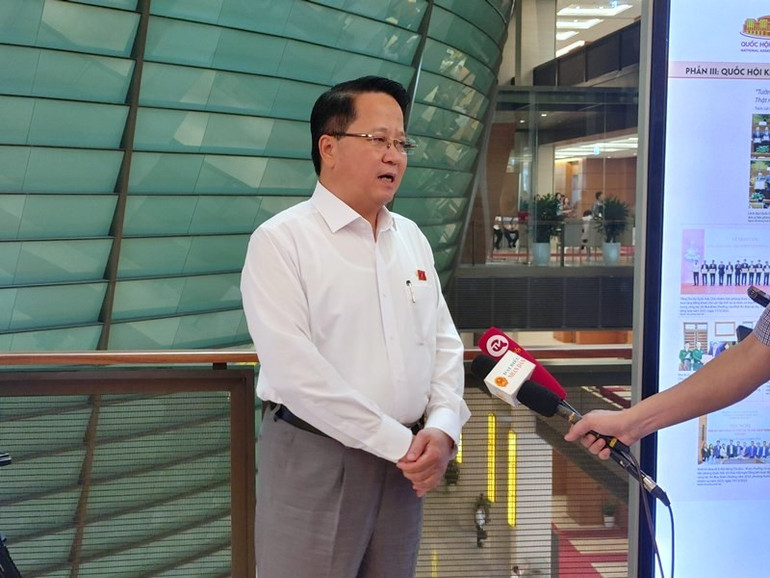 Đại biểu Hoàng Anh Công - Đoàn đại biểu Quốc hội tỉnh Thái Nguyên trao đổi với phóng viên bên lề Kỳ họp thứ 5. (Ảnh: TRUNG HƯNG)