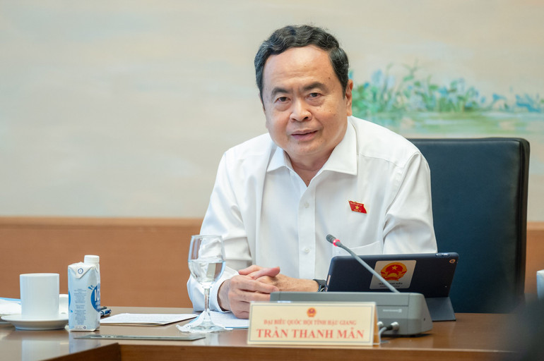 Chủ tịch Quốc hội Trần Thanh Mẫn tham dự phiên thảo luận tại Tổ 13. (Ảnh: DUY LINH)