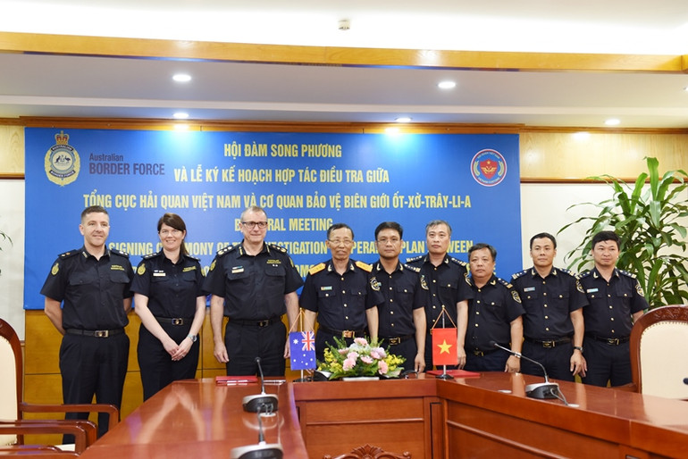 Lãnh đạo Hải quan Việt Nam và Cơ quan Bảo vệ biên giới Australia chụp ảnh lưu niệm. (Ảnh: TRUNG HƯNG) Lãnh đạo Hải quan Việt Nam và Cơ quan Bảo vệ biên giới Australia chụp ảnh lưu niệm. (Ảnh: TRUNG HƯNG)
