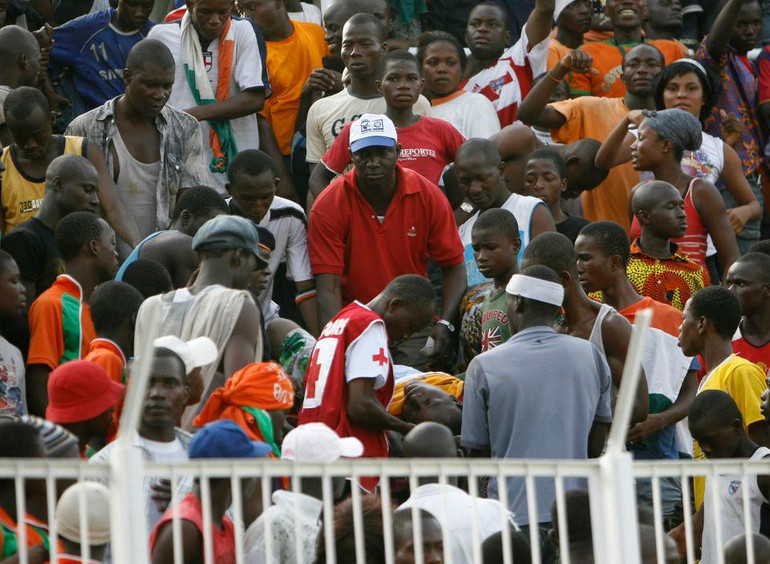 Khung cảnh hỗn loạn tại sân vận động Felix Houphouet-Boigny trong trận đấu vòng loại World Cup 2010 giữa Bờ Biển Ngà và Malawi, ngày 29/3/2009. (Ảnh: Reuters)