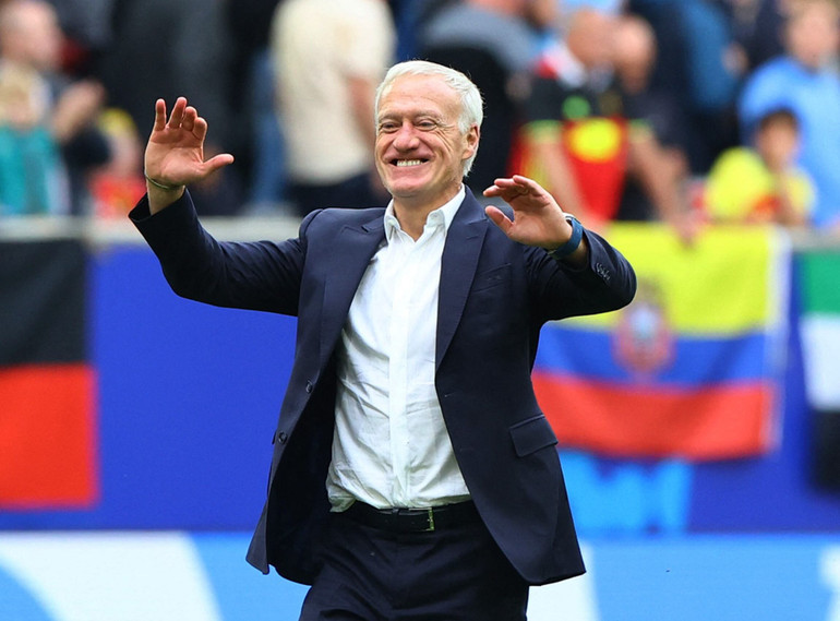 HLV Deschamps ăn mừng sau trận đấu. (Ảnh: Reuters)