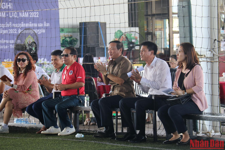 Đại sứ Nguyễn Bá Hùng cùng cán bộ Đại sứ quán Việt Nam tại Lào cổ vũ các đội bóng thi đấu.