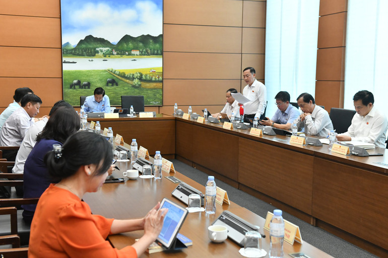 Quang cảnh phiên thảo luận tại Tổ 8. (Ảnh: ĐĂNG KHOA)