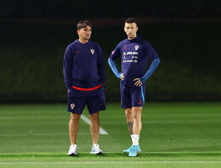 Huấn luyện viên Zlatko Dalic (trái) cùng tiền vệ Ivan Perisic trong buổi tập của tuyển Croatia ở Doha, Qatar, ngày 14/12/2022. (Ảnh: Reuters)