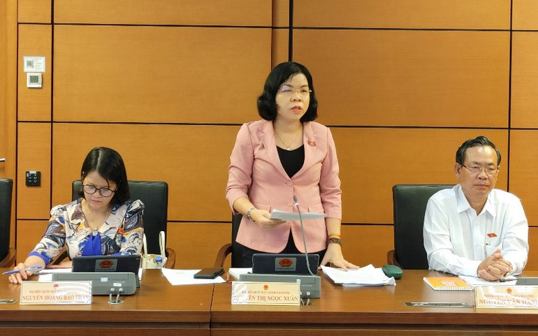 Đại biểu Nguyễn Thị Ngọc Xuân - Đoàn đại biểu Quốc hội tỉnh Bình Dương phát biểu. (Ảnh: TRUNG HƯNG)