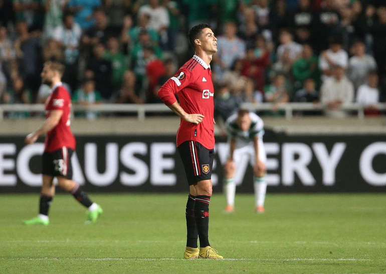 Lần đầu tiên trong gần 1 thập kỷ, 2 siêu sao Lionel Messi và Cristiano Ronaldo đã mất vị trí dẫn đầu về thu nhập trong giới cầu thủ. (Ảnh: Reuters)