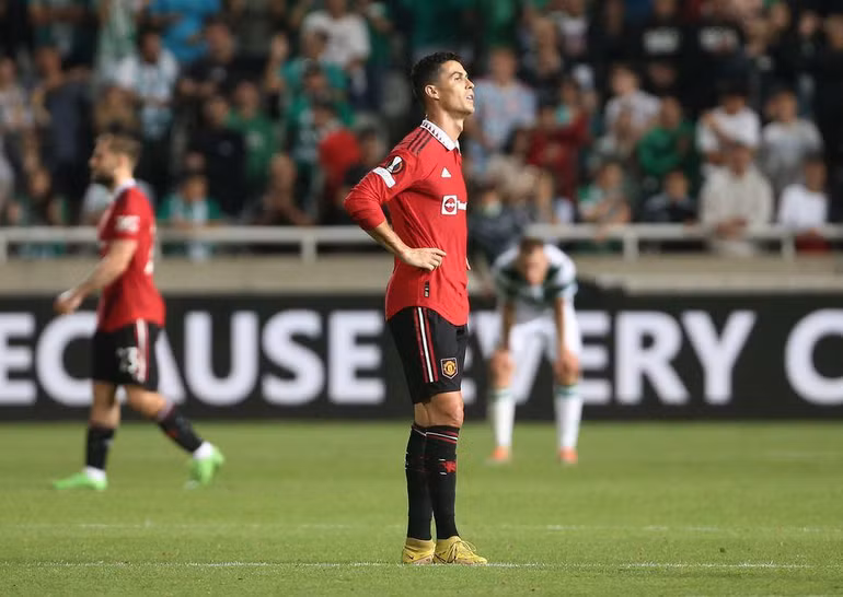 Lần đầu tiên trong gần 1 thập kỷ, 2 siêu sao Lionel Messi và Cristiano Ronaldo đã mất vị trí dẫn đầu về thu nhập trong giới cầu thủ. (Ảnh: Reuters) Lần đầu tiên trong gần 1 thập kỷ, 2 siêu sao Lionel Messi và Cristiano Ronaldo đã mất vị trí dẫn đầu về thu nhập trong giới cầu thủ. (Ảnh: Reuters)