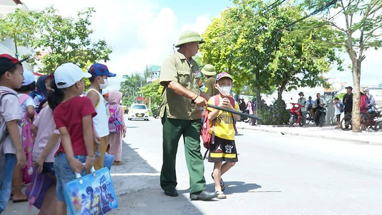 Mô hình tự quản về an ninh trật tự tại cổng trường học ở xã An Ninh, huyện Tiền Hải, tỉnh Thái Bình. (Ảnh: MAI TÚ) Mô hình tự quản về an ninh trật tự tại cổng trường học ở xã An Ninh, huyện Tiền Hải, tỉnh Thái Bình. (Ảnh: MAI TÚ)