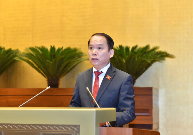 Chủ nhiệm Ủy ban Pháp luật Hoàng Thanh Tùng trình bày Báo cáo tóm tắt giải trình, tiếp thu, chỉnh lý dự thảo Luật Nhà ở (sửa đổi). (Ảnh: ĐĂNG KHOA)