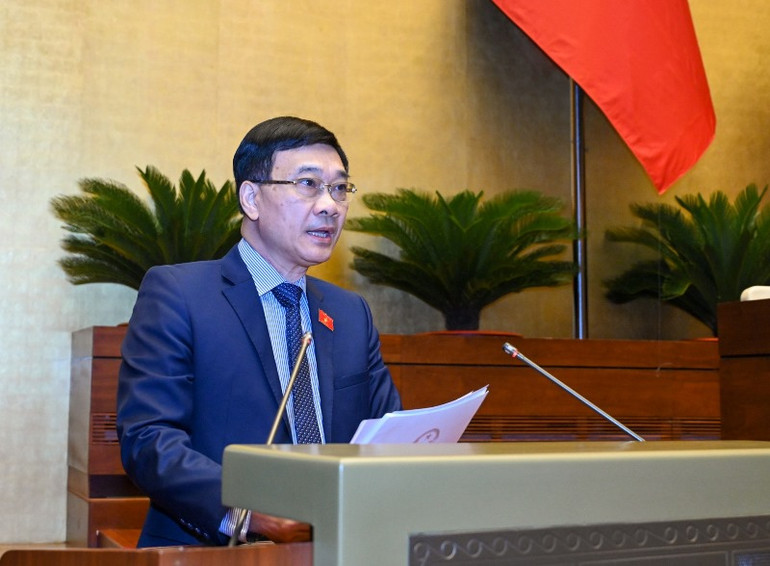 Chủ nhiệm Ủy ban Kinh tế của Quốc hội Vũ Hồng Thanh trình bày báo cáo. (Ảnh: DUY LINH)