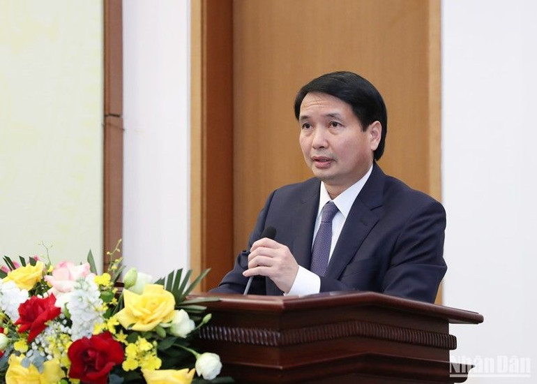 Đồng chí Phạm Thái Hà, Phó Chủ nhiệm Văn phòng Quốc hội, Trợ lý Chủ tịch Quốc hội phát biểu tại họp báo. (Ảnh: DUY LINH)