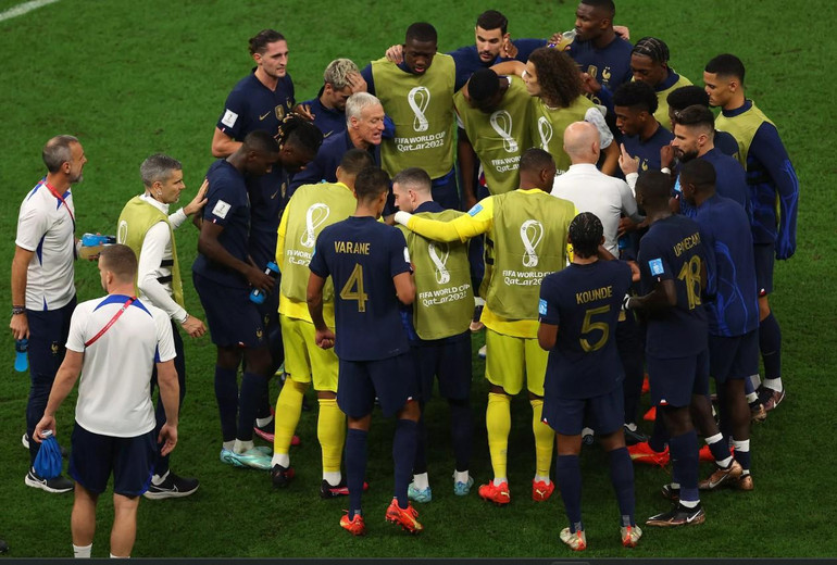 Huấn luyện viên Didier Deschamps trao đổi với các cầu thủ Pháp trước khi bước vào 2 hiệp phụ trong trận chung kết World Cup 2022. (Ảnh: FIFA) Huấn luyện viên Didier Deschamps trao đổi với các cầu thủ Pháp trước khi bước vào 2 hiệp phụ trong trận chung kết World Cup 2022. (Ảnh: FIFA)
