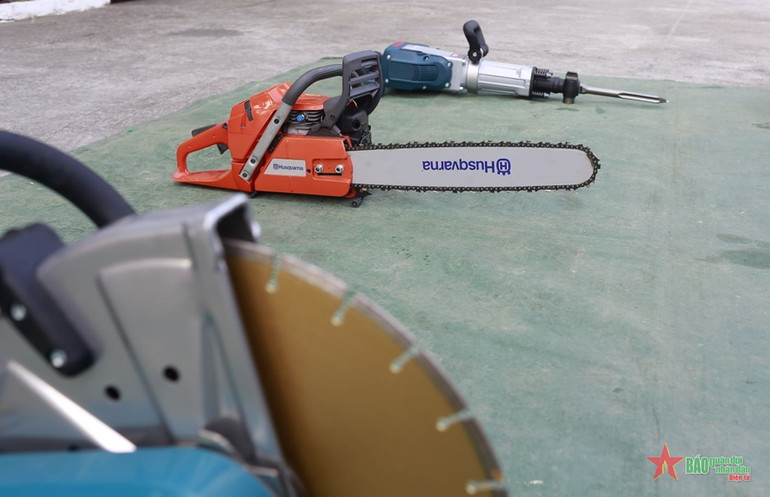 Máy cưa và máy cắt cầm tay là những trang bị không thể thiếu. Máy cưa và máy cắt cầm tay là những trang bị không thể thiếu.