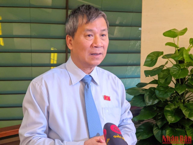 Đại biểu Nguyễn Anh Trí (Hà Nội) chia sẻ bên hành lang Quốc hội. (Ảnh: TRUNG HƯNG)