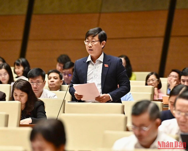Đại biểu Nguyễn Hữu Thông (Bình Thuận) phát biểu thảo luận. Ảnh: ĐĂNG KHOA