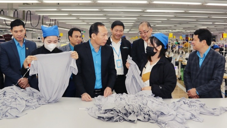 Chủ tịch Liên đoàn Lao động tỉnh Thanh Hóa Võ Mạnh Sơn (giữa) và đoàn công tác thăm hỏi, động viên công nhân Công ty TNHH Sakurai Việt Nam đóng trên địa bàn tỉnh Thanh Hóa. (Ảnh: Báo Thanh Hóa)