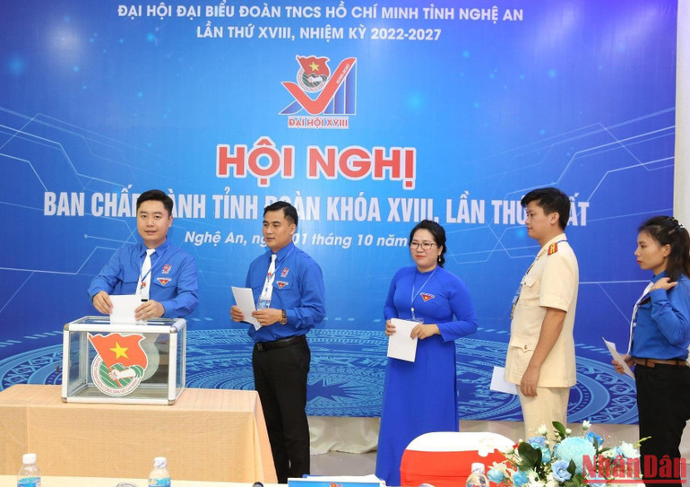 Bỏ phiếu bầu Bí thư Tỉnh đoàn Nghệ An.