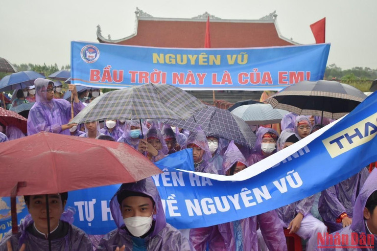 Người dân tại điểm cầu Thái Bình mang băng rôn, khẩu hiệu động viên Đặng Lê Nguyên Vũ thi đấu và giành chiến thắng. (Ảnh: MAI TÚ) Người dân tại điểm cầu Thái Bình mang băng rôn, khẩu hiệu động viên Đặng Lê Nguyên Vũ thi đấu và giành chiến thắng. (Ảnh: MAI TÚ)