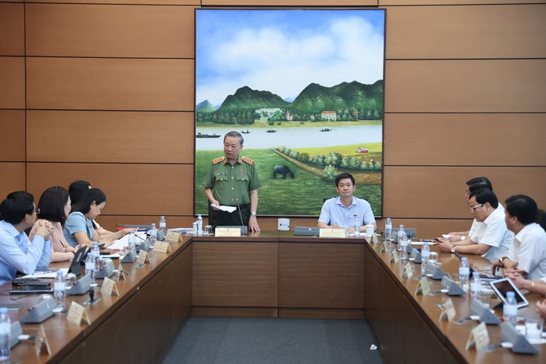 Quang cảnh phiên thảo luận tại Tổ 12. (Ảnh: DUY LINH)