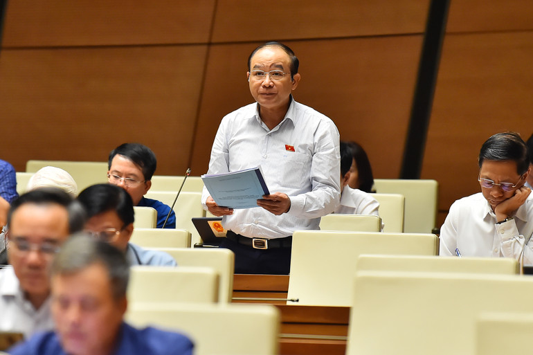 Đại biểu Lã Thanh Tân (Hải Phòng) phát biểu. (Ảnh: THỦY NGUYÊN)