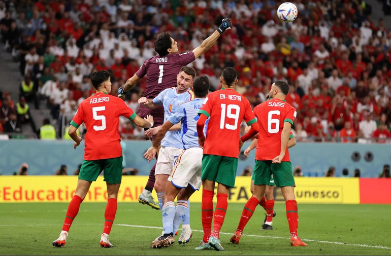 Morocco phòng ngự rất chắc chắn, ngăn cản hầu hết nỗ lực lên bóng của Tây Ban Nha. (Ảnh: FIFA)