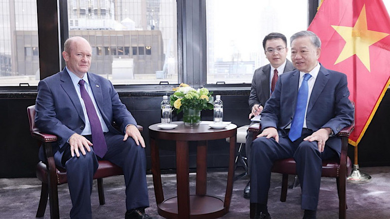 Tổng Bí thư, Chủ tịch nước Tô Lâm tiếp Thượng nghị sĩ Hoa Kỳ Chris Coons. (Ảnh: TTXVN) Tổng Bí thư, Chủ tịch nước Tô Lâm tiếp Thượng nghị sĩ Hoa Kỳ Chris Coons. (Ảnh: TTXVN)