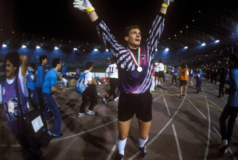 Thủ thành Bodo Illgner ăn mừng sau trận chung kết năm 1990. (Ảnh: FIFA)