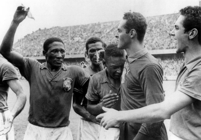 Pele, 17 tuổi, xúc động trong vòng tay đồng đội sau khi Brazil lên ngôi vô địch World Cup 1958. (Ảnh: FIFA)