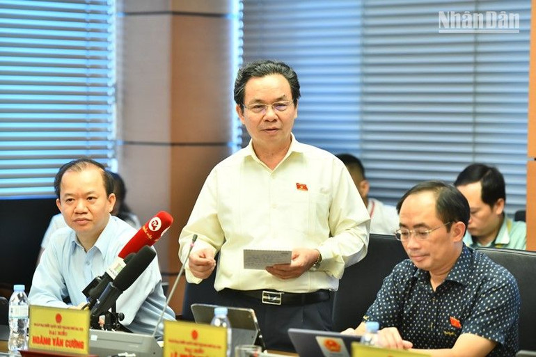 Đại biểu Hoàng Văn Cường - Đoàn đại biểu Quốc hội TP Hà Nội phát biểu thảo luận tại Tổ 1. (Ảnh: ĐĂNG KHOA)