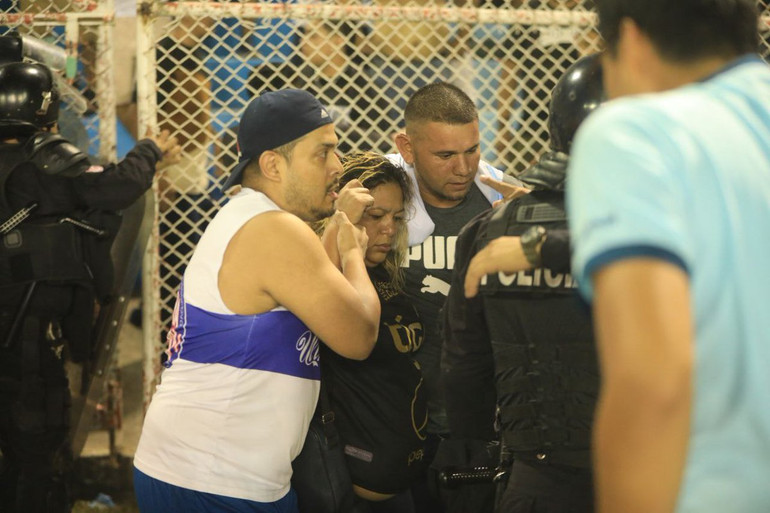 Trận đấu đã bị hoãn để nhân viên cứu hộ tiến hành sơ tán người hâm mộ khỏi sân vận động. Lực lượng an ninh cũng được triển khai tăng cường tới hiện trường. (Ảnh: Mundo en Conflicto)