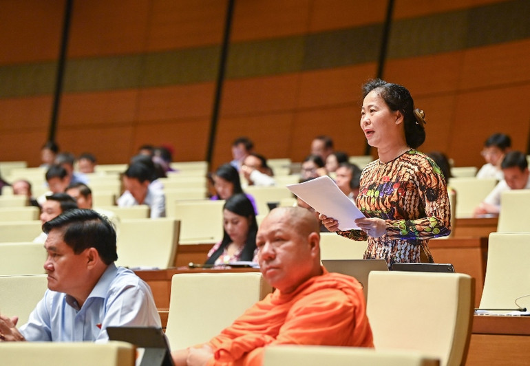 Đại biểu Tô Ái Vang - Đoàn đại biểu Quốc hội tỉnh Sóc Trăng phát biểu. (Ảnh: DUY LINH)