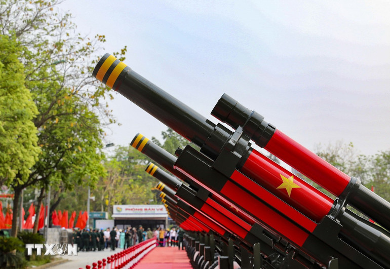 Một phần nòng pháo được sơn Quốc kỳ Việt Nam.