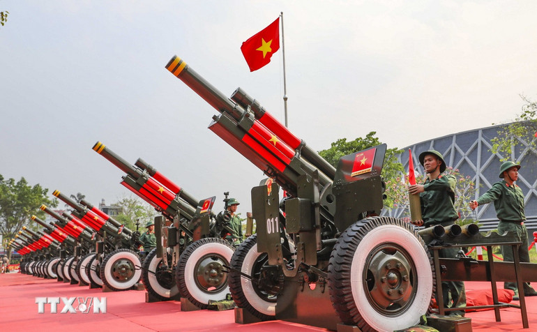 Dàn pháo lễ 105mm đặt tại khuôn viên Bảo tàng Chiến thắng lịch sử Điện Biên Phủ.